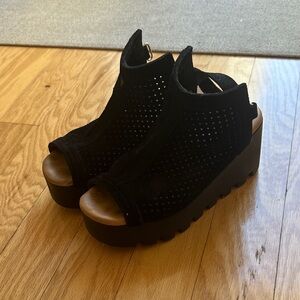 Vera Pelle Black Peep-Toe Wedges